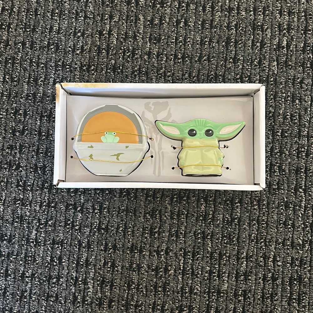 💥 Disney’s Star Wars “The Mandalorian” Slat and Pepper Shakers | Baby Yoda💥